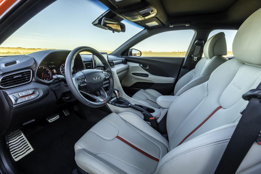 Интерьер Hyundai Veloster Turbo 2018 года  (NA) (фото 36 из 61)